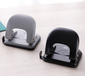 Дырокол до 25л Deli с линейкой металлический ассорти