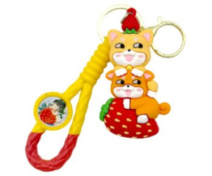 Брелок для ключей Котики с клубничкой резиновая фигурка 7см с карабином кольцом